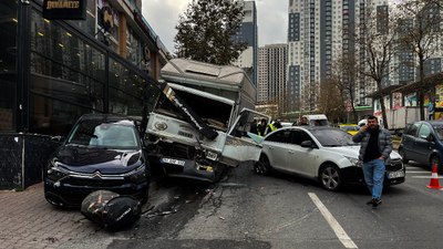 İstanbul'da freni boşalan kamyonet 5 araca çarptı