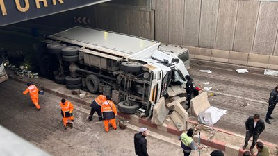 Afyonkarahisar'da trafik kazası: Kamyonet otoyola devrildi