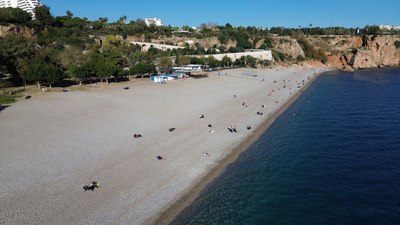 Antalya'da güneşli hava keyfi: Denize girip güneşlendiler