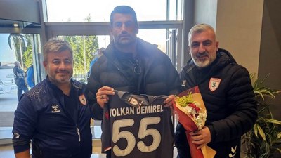 Samsunspor taraftarları, Volkan Demirel'e çiçek ve forma hediye etti