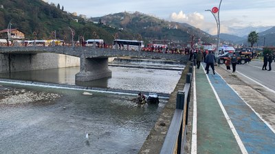 Rize'de ehliyetsiz sürücünün kullandığı servis minibüsü otomobile çarptı: 10 yaralı