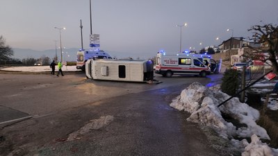 Düzce'de buzlanan yolda işçi servis minibüsü devrildi; 7 yaralı