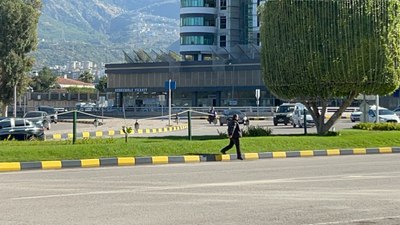 Hatay'da üzerine basıldığında uyarı veren çimler, esnafı bezdirdi