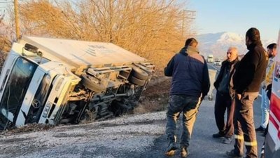 Elazığ’da kamyon yoldan çıktı, sürücü yaralandı