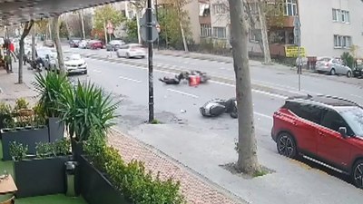 İstanbul Bahçelievler'de motosikletli kuryeler çarpıştı