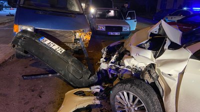 Aksaray'da otomobilin hurdaya döndüğü kazada sürücünün burnu bile kanamadı