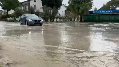 İzmir'de sağanak sonrası ev ve iş yerlerini su bastı