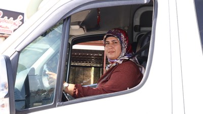 Hatay'ın kadın şoförü, 14 yıldır ailesi için direksiyon sallıyor