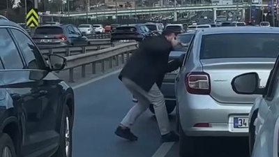 İstanbul'da tekmeli yol kavgası