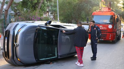 Antalya'da kaza yapan sürücü otomobili kullandığını inkar etti