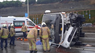 İstanbul'da servis minibüsü devrildi: 1 ölü