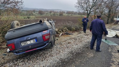 Balıkesir'de trafik kazasında araç ters döndü: 1 ölü, 2 yaralı