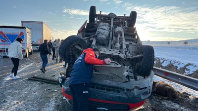 Ardahan'da hayvan taşıyan kamyon, tırla çarpıştı: 3 yaralı