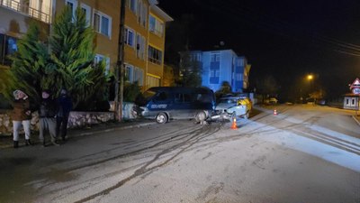 Karabük'te minibüse çarpan alkollü sürücü yaralandı