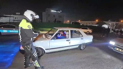 Adana'da sokakta yarışan sürücülere polis baskını