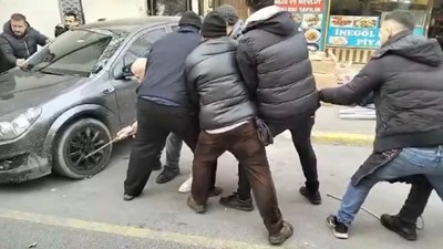 İstanbul'da el birliğiyle pazar yerinde unutulan otomobili çektiler