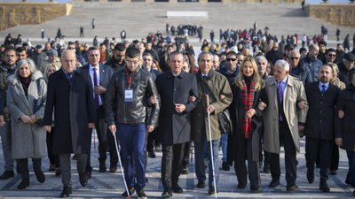 CHP Genel Başkanı Özgür Özel, engellilerle birlikte Anıtkabir'i ziyaret etti