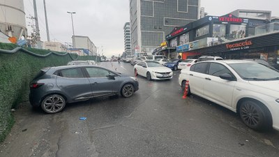 İstanbul'da hatalı park edilen araç trafiği kitledi