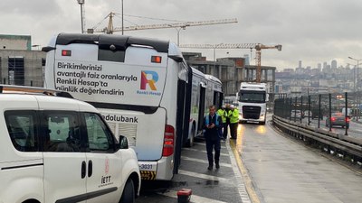 İstanbulda bir yolcu metrobüsten yola düştü