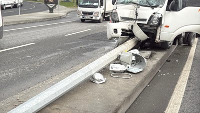 İstanbul'da kamyonet aydınlatma direğini devirdi