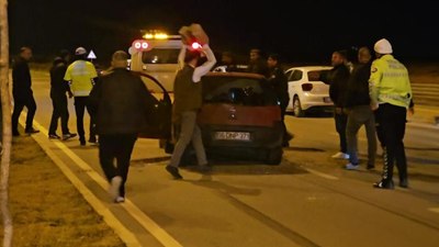 Adana'da kazada ölen motosikletlinin yakınları otomobili parke taşıyla parçaladı