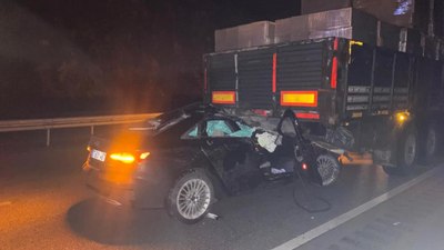 Burdur'da tırın altına giren lüks otomobildeki 1’i ağır 2 kişi yaralandı