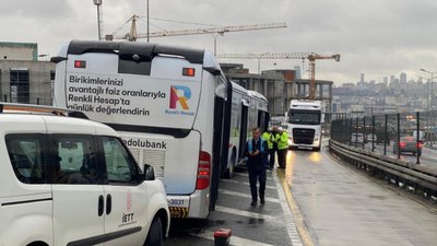 İstanbul'da şaşkına çeviren kaza: Rögar kapağı fırladı, yolcu metrobüsten düştü