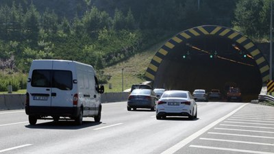 Bolu Dağı Tüneli çıkışında devrilen tır ulaşımı aksattı