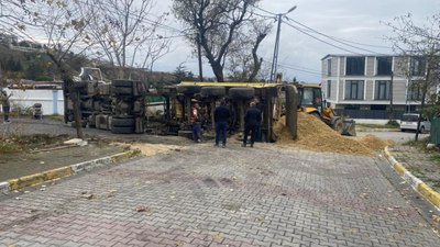 Beylikdüzü'nde İSKİ çalışması sırasında yol çöktü: Hafriyat kamyonu devrildi