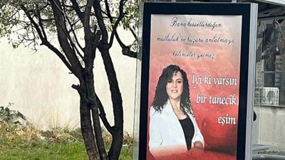 Çanakkale'de eşinin doğum gününü otobüs duraklarına astırdığı afişlerle kutladı