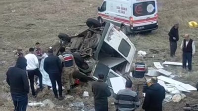 Gaziantep'te kontrolden çıkan minibüs şarampole yuvarlandı