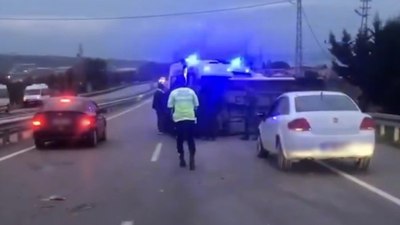 Sinop'da bariyerlere çarpan işçi servisi yan yattı: 15 yaralı