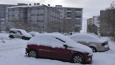 Bitlis'te kar yağışı yolları kapattı