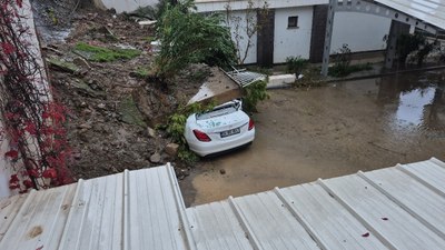 Muğla'da otomobil, yıkılan duvarın altında kaldı