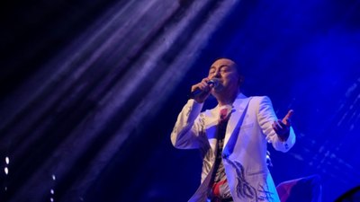 Serdar Ortaç, ev hapsi sonrası ilk konserini verdi