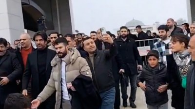 Mahsun Kırmızıgül'ün annesinin cenazesinde "selfie" çılgınlığı