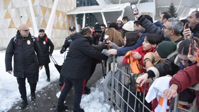 Galatasaray taraftarı az kalsın Victor Osimhen'i sakatlıyordu