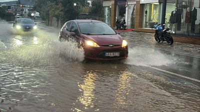 Bodrum'da sağanak yağış etkili oldu