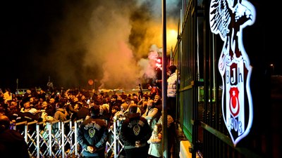 Beşiktaşlı taraftarlar, takımı Nevzat Demir Tesisleri'nde karşıladı