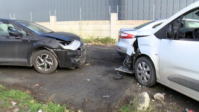 İstanbul'da hafif ticari araç, dönüş yapan otomobille çarpıştı: 1 yaralı