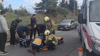 İstanbul'da otomobil bariyerlere saplandı