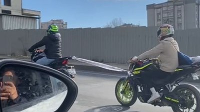 İstanbul'da arızalanan motosikleti plastik poşetle çektiler