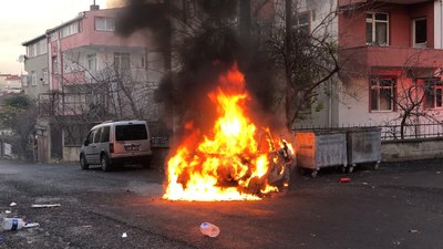 Tekirdağ'da park ettiği otomobil alev topuna döndü