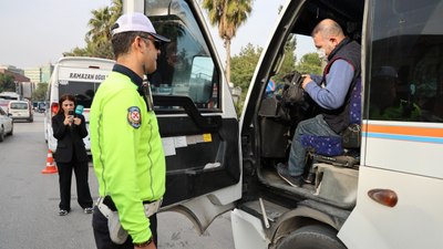 Adana'da gereksiz korna çaldığı için ceza kesilen minibüsçü çileden çıktı