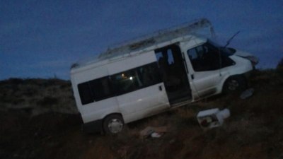 Adıyaman'da minibüs devrildi: 2'si ağır 11 kişi yaralandı