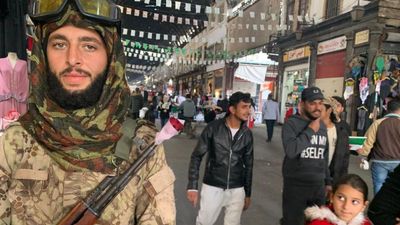 Suriye'de anlamlı mesaj: Namlularda artık kurşun yerine gül olacak