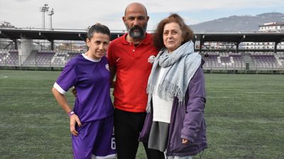 Ordu'da futbolcu Ezgi, eşi ve kayınvalidesiyle aynı takımın başarısı için çaba gösteriyor