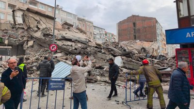 İstanbul Güngören'de bina çöktü