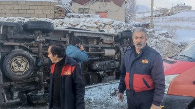 Hakkari'de öğretmenleri taşıyan minibüs devrildi