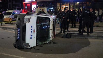 Polis aracı ile otomobil çarpıştı: 1'i ağır 6 yaralı